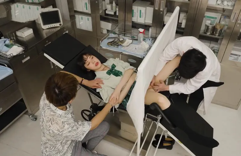 Chồng dẫn cô vợ đi khám phụ khoa gặp phải bác sĩ nam biến thái